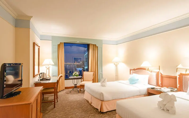 Montien Riverside Hotel, 5-star international luxury beside the Chao Phraya River